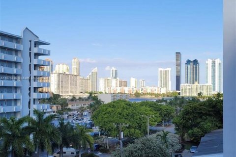 Condo in North Miami Beach, Florida, 1 bedroom  № 1401355 - photo 7