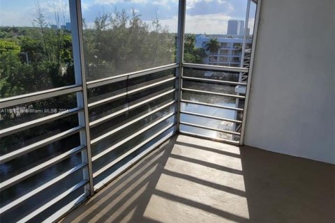 Condo in North Miami Beach, Florida, 1 bedroom  № 1401355 - photo 5