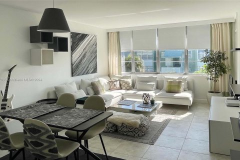 Condominio en venta en Hollywood, Florida, 1 dormitorio, 72.46 m2 № 1401356 - foto 2