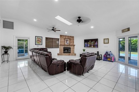 Casa en venta en Homestead, Florida, 7 dormitorios, 464.33 m2 № 1209055 - foto 16