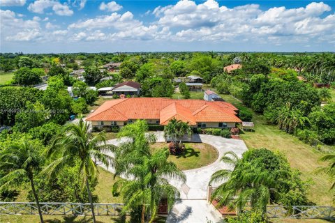 House in Homestead, Florida 7 bedrooms, 464.33 sq.m. № 1209055 - photo 1