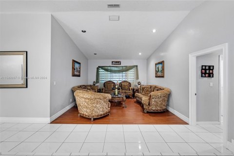 Casa en venta en Homestead, Florida, 7 dormitorios, 464.33 m2 № 1209055 - foto 11