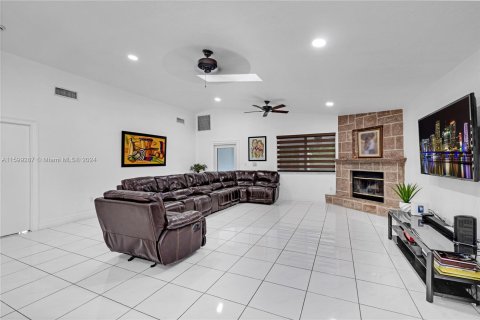 Casa en venta en Homestead, Florida, 7 dormitorios, 464.33 m2 № 1209055 - foto 17