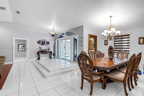 House in Homestead, Florida 7 bedrooms, 464.33 sq.m. № 1209055 - photo 9