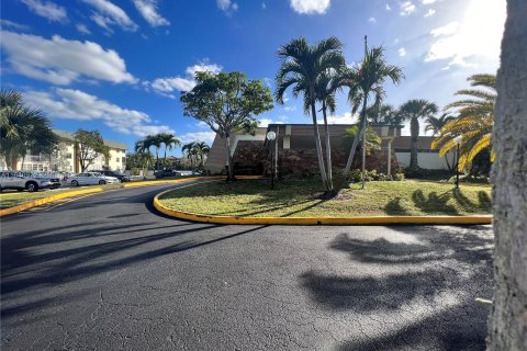 Condo in Tamarac, Florida, 2 bedrooms  № 1316705 - photo 23