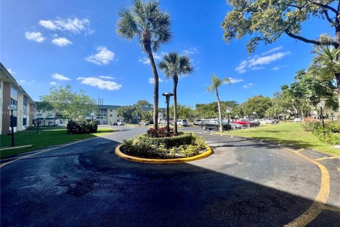 Condo in Tamarac, Florida, 2 bedrooms  № 1316705 - photo 25