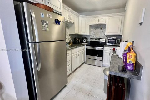 Condo in Tamarac, Florida, 2 bedrooms  № 1316705 - photo 5