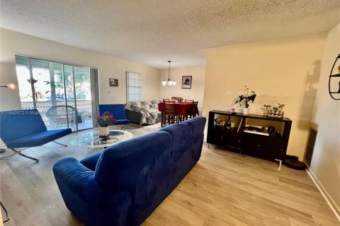 Condo in Tamarac, Florida, 2 bedrooms  № 1316705 - photo 8