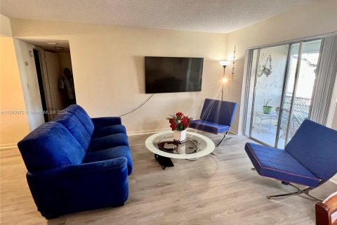 Condo in Tamarac, Florida, 2 bedrooms  № 1316705 - photo 3