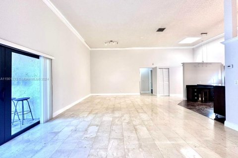 House in Hallandale Beach, Florida 3 bedrooms, 150.87 sq.m. № 1098175 - photo 23