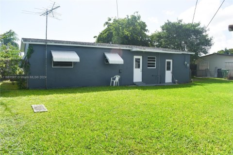 House in Miami, Florida 2 bedrooms, 94.02 sq.m. № 1428459 - photo 1