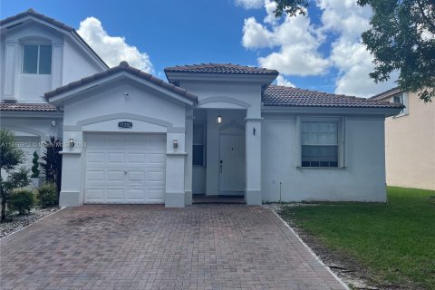 Casa en alquiler en Doral, Florida, 2 dormitorios, 130.99 m2 № 1357116 - foto 1