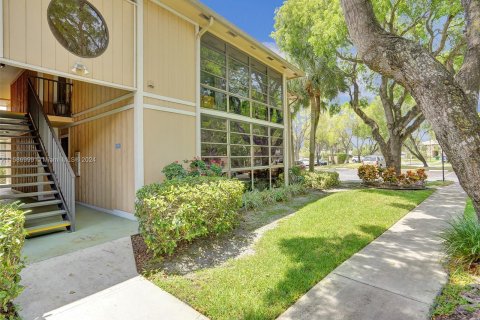 Condo in Tamarac, Florida, 2 bedrooms  № 1177957 - photo 2