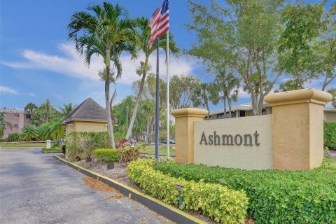 Condo in Tamarac, Florida, 2 bedrooms  № 1177957 - photo 1