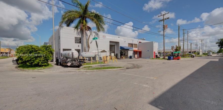 Immobilier commercial à Hialeah, Floride № 1330310