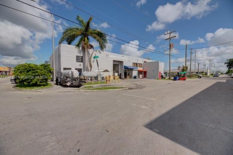 Immobilier commercial à vendre à Hialeah, Floride № 1330310 - photo 2