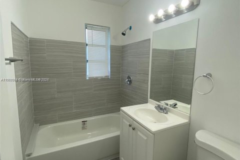 House in Fort Lauderdale, Florida 2 bedrooms, 78.04 sq.m. № 1330337 - photo 15