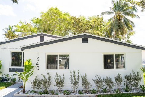 Купить виллу или дом в Норт-Майами-Бич, Флорида 3 спальни, № 1081146 - фото 1
