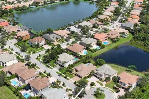 House in Lake Worth, Florida 5 bedrooms, 337.51 sq.m. № 777380 - photo 3