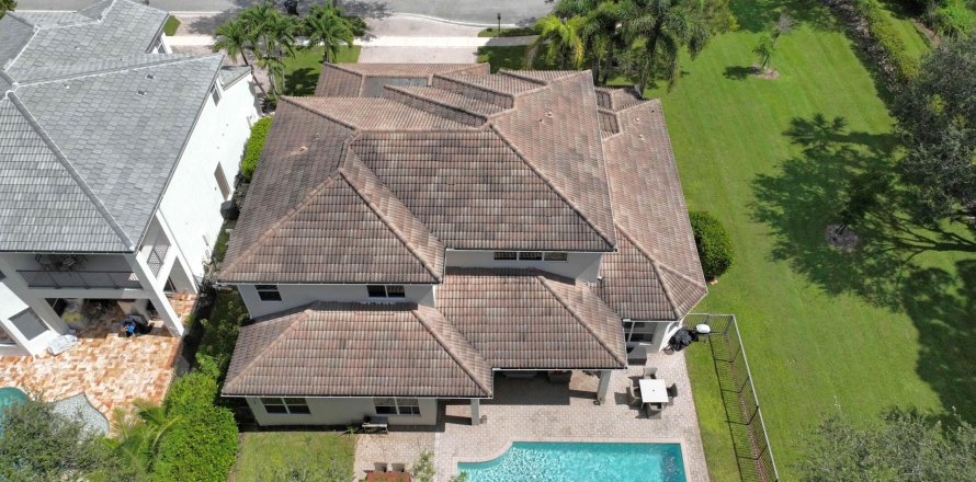 House in Lake Worth, Florida 5 bedrooms, 337.51 sq.m. № 777380