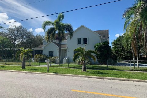 Propiedad comercial en venta en Florida City, Florida № 1272400 - foto 5