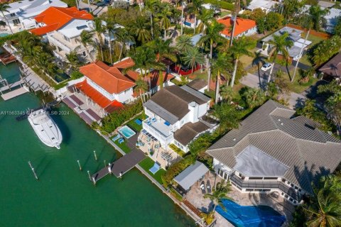 Villa ou maison à vendre à North Bay Village, Floride: 4 chambres, 280.47 m2 № 1119217 - photo 2