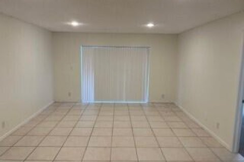 Condo in Lauderhill, Florida, 2 bedrooms  № 810273 - photo 7