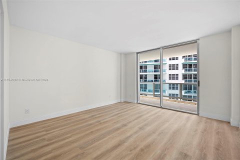 Condo in Miami Beach, Florida, 2 bedrooms  № 1354516 - photo 12