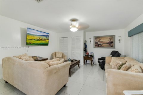 House in Miami, Florida 4 bedrooms, 198.35 sq.m. № 1272390 - photo 16