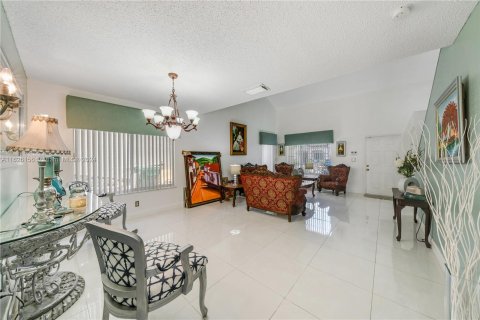 House in Miami, Florida 4 bedrooms, 198.35 sq.m. № 1272390 - photo 9