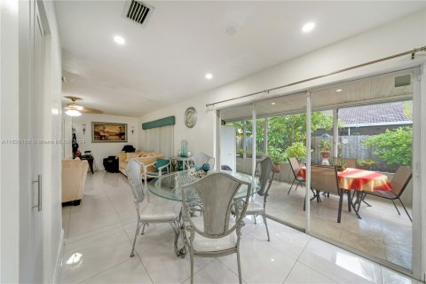 House in Miami, Florida 4 bedrooms, 198.35 sq.m. № 1272390 - photo 15