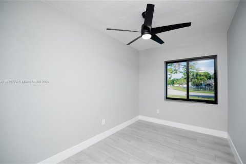 House in Opa-locka, Florida 3 bedrooms, 88.26 sq.m. № 1401300 - photo 10