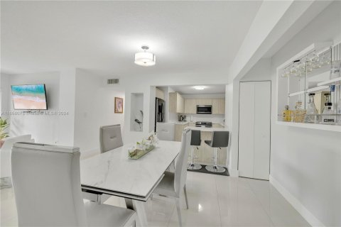 Condo in Miami, Florida, 3 bedrooms  № 1358586 - photo 4