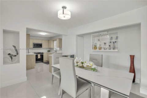 Condo in Miami, Florida, 3 bedrooms  № 1358586 - photo 9