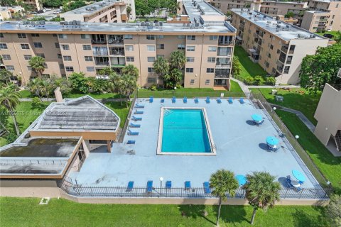 Copropriété à vendre à Miami, Floride: 3 chambres, 130.71 m2 № 1358586 - photo 1