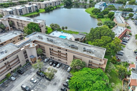 Copropriété à vendre à Miami, Floride: 3 chambres, 130.71 m2 № 1358586 - photo 25