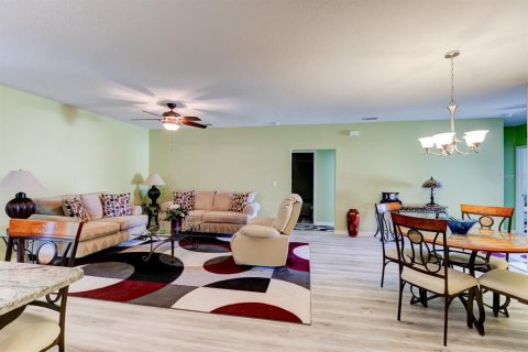 House in Edgewater, Florida 4 bedrooms, 172.61 sq.m. № 1109690 - photo 5