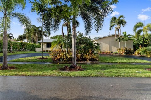 Villa ou maison à louer à Hollywood, Floride: 3 chambres, 201.32 m2 № 574732 - photo 2