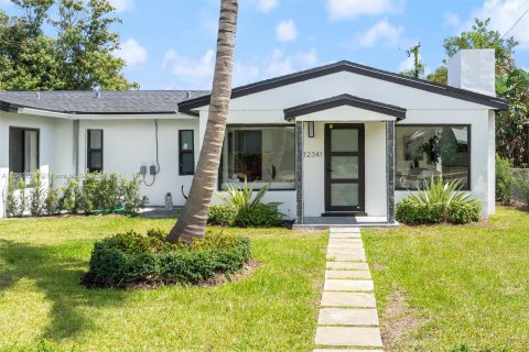 Купить коммерческую недвижимость в Норт-Майами, Флорида 225.57м2, № 944314 - фото 1