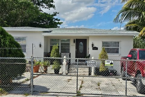 Villa ou maison à vendre à Miami Gardens, Floride: 5 chambres, 202.25 m2 № 1146483 - photo 1
