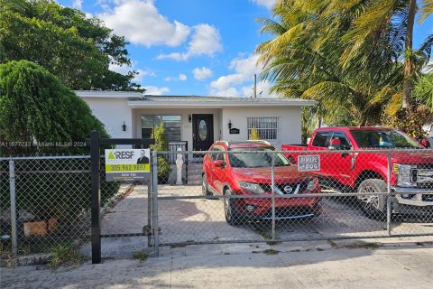 Купить виллу или дом в Майами-Гарденс, Флорида 5 спален, 202.25м2, № 1146483 - фото 2