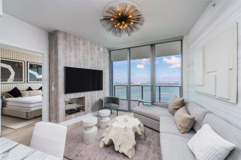 Condo in Miami, Florida, 2 bedrooms  № 678187 - photo 1