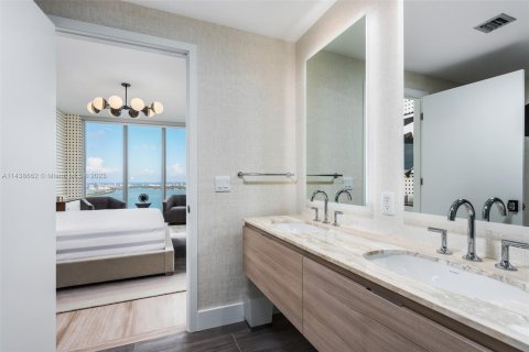 Condo in Miami, Florida, 2 bedrooms  № 678187 - photo 24