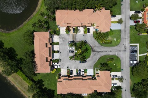 Adosado en venta en Miramar, Florida, 3 dormitorios, 124.21 m2 № 1187632 - foto 1