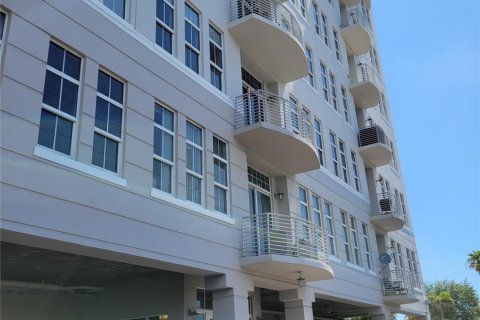 Condo in Miami, Florida, 1 bedroom  № 1187692 - photo 1