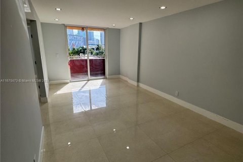 Condo in Miami, Florida, 2 bedrooms  № 1389602 - photo 3