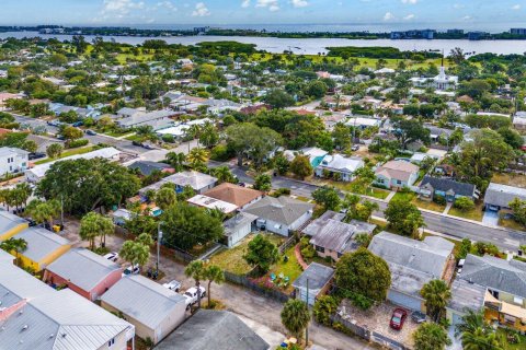 House in Lake Worth, Florida 3 bedrooms, 116.31 sq.m. № 1141249 - photo 11