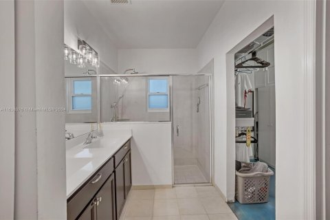 Casa en venta en Miami, Florida, 4 dormitorios, 216.93 m2 № 1309914 - foto 16