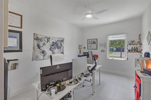 Villa ou maison à vendre à Miami, Floride: 4 chambres, 216.93 m2 № 1309914 - photo 18