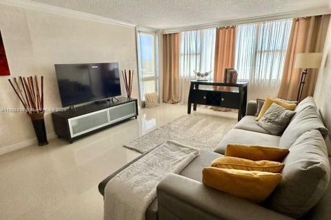 Condo in Hallandale Beach, Florida, 1 bedroom  № 1310916 - photo 11